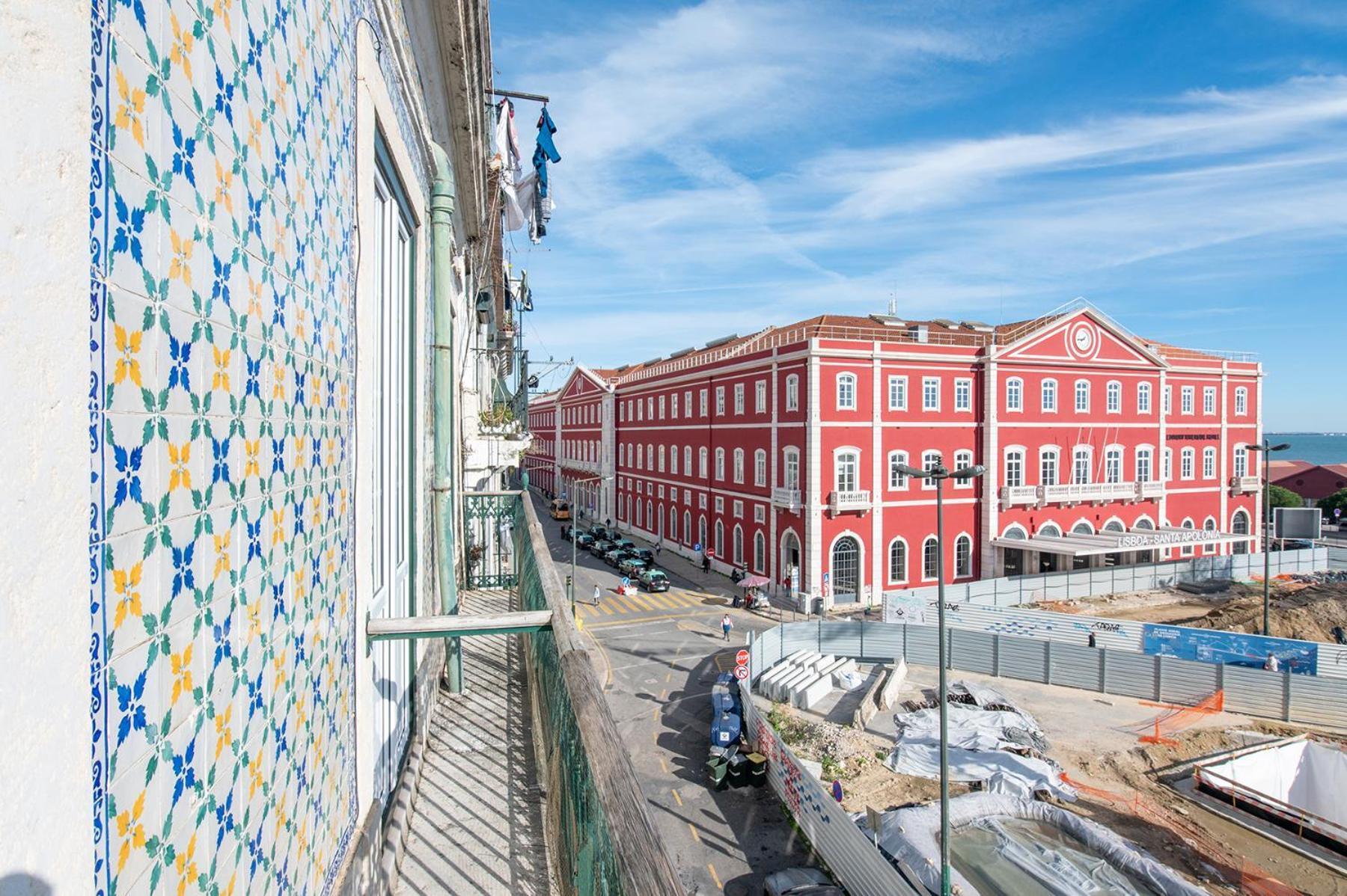 Very Sunny With Large Balcony 3rd Floor Appartement